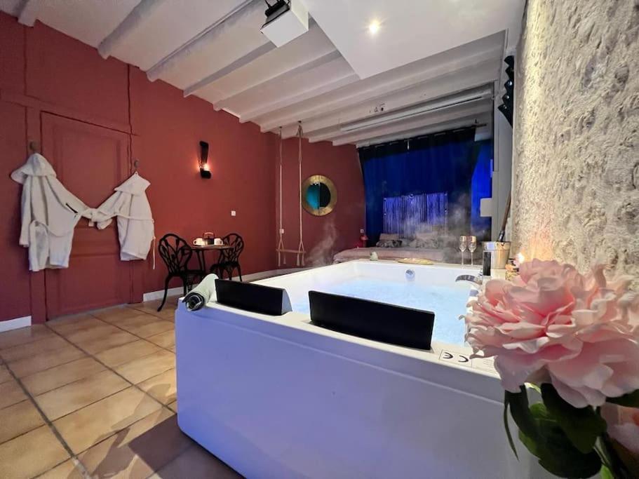 Suite Romance - Jacuzzi Moret-sur-Loing Exterior foto